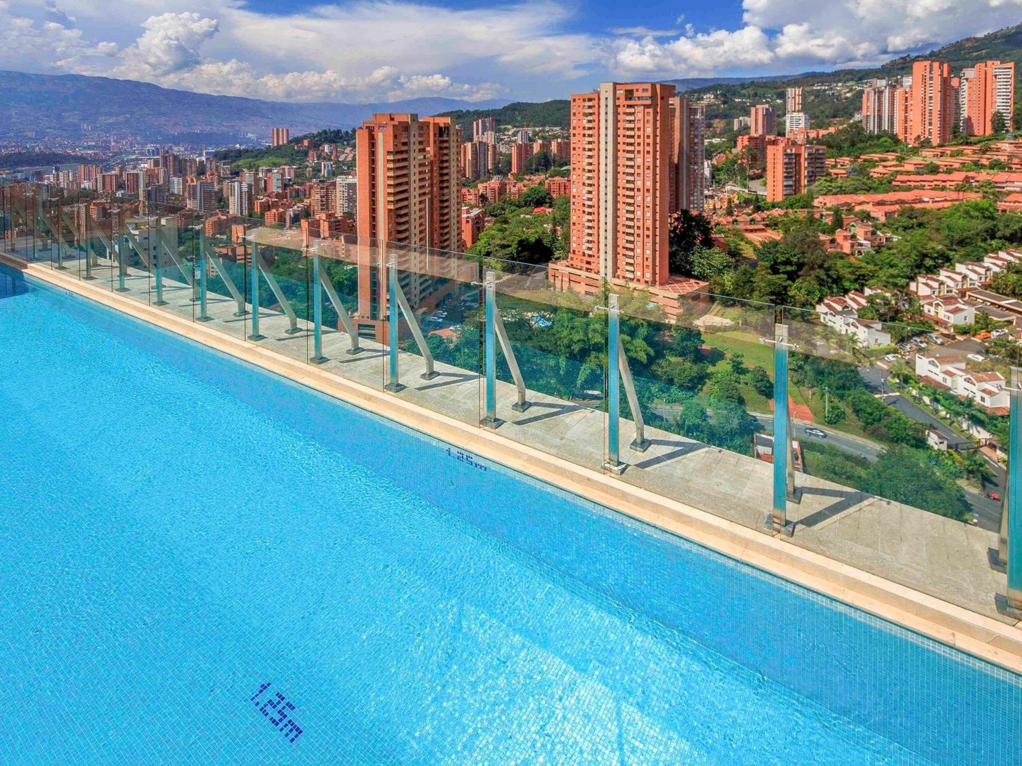 Novotel Medellin El Tesoro Exterior photo Infinity pool in Medellín, Colombia